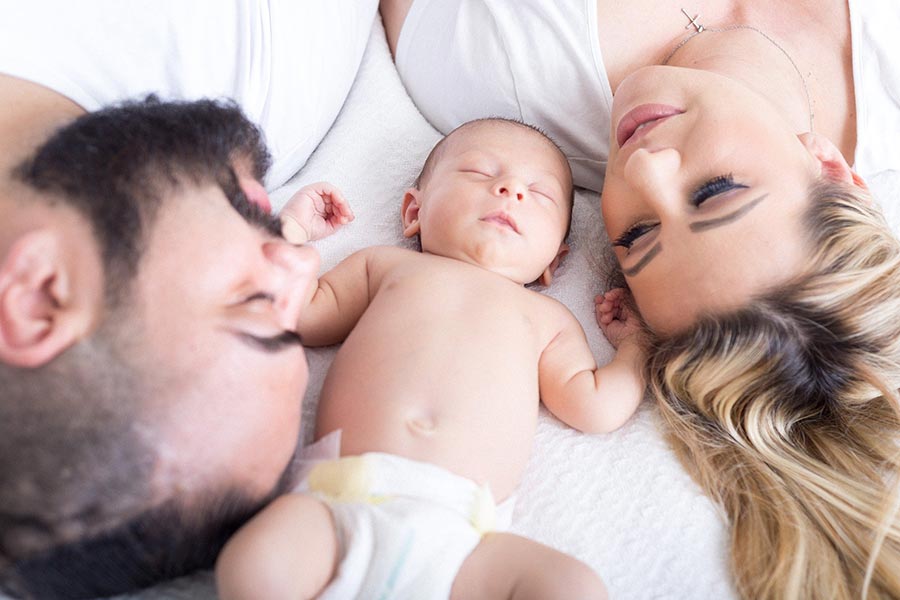 Familia con niño pequeño en su nuevo piso