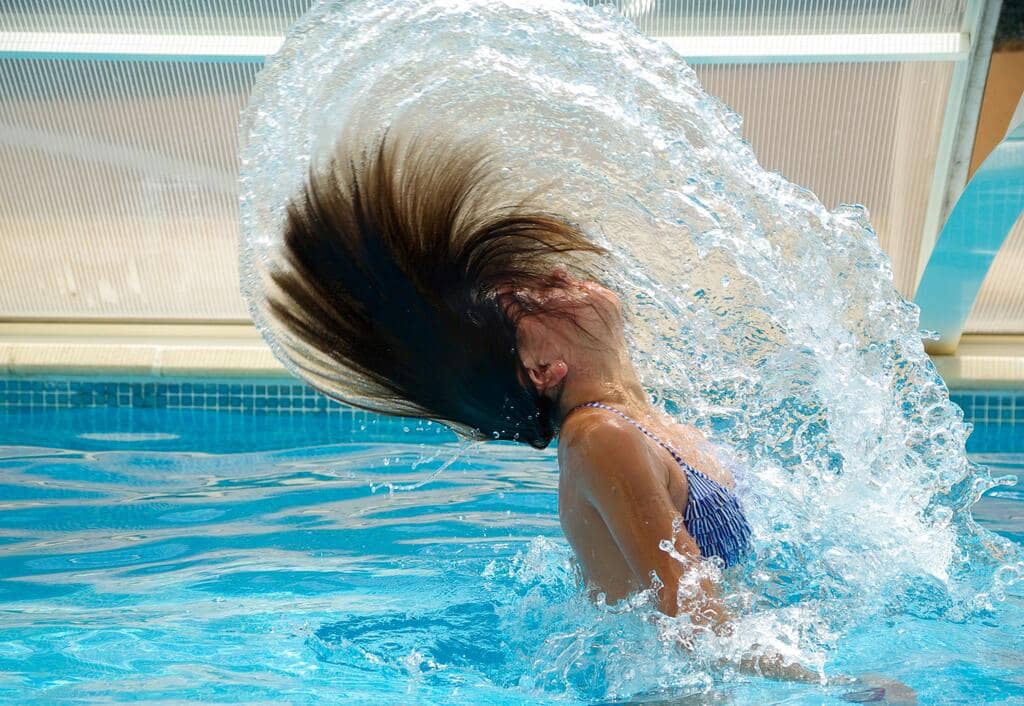 piscina de agua salada con una mujer