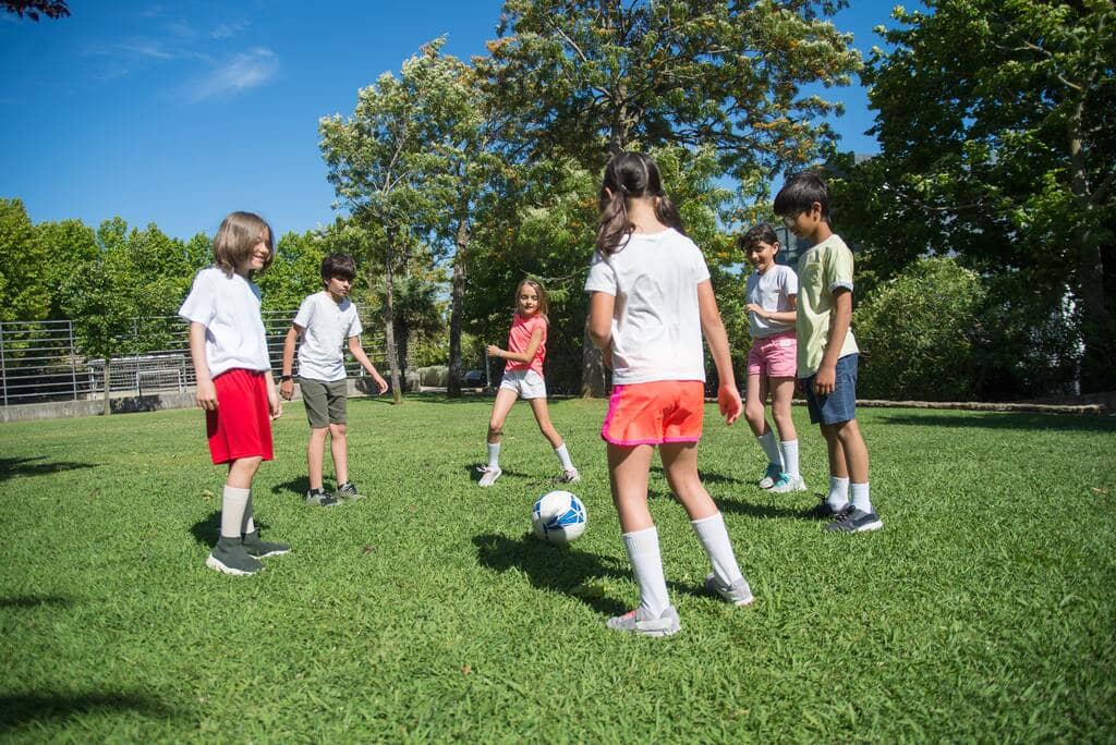 niños jugando en residencial