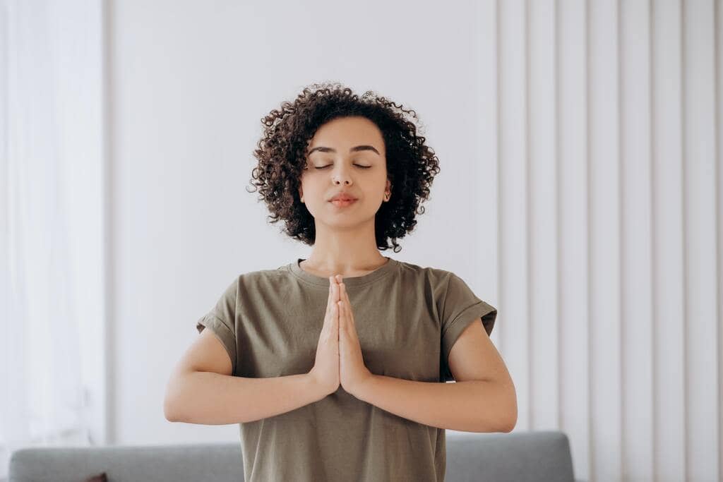 mujer meditando en residencial