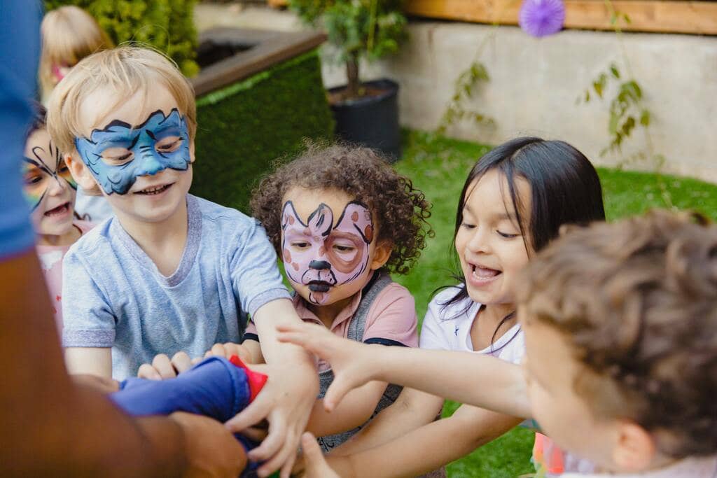 niños jugando en residencial