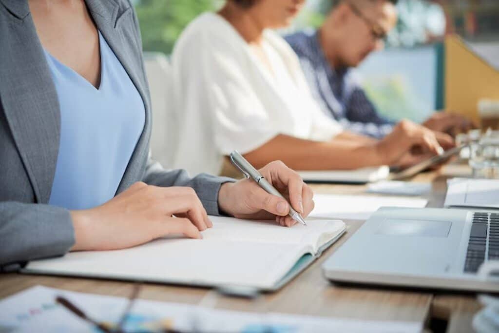 personas firmando aval bancario